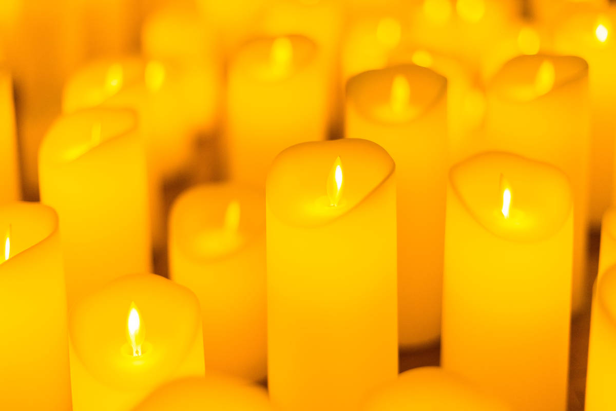 Primer plano de unas cálidas velas Candlelight.