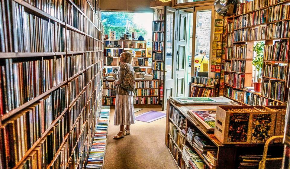 Books starting at $10 pesos and 2-for-1 coffee: that’s the Big Book Sale at Punto y Coma Monterrey.
