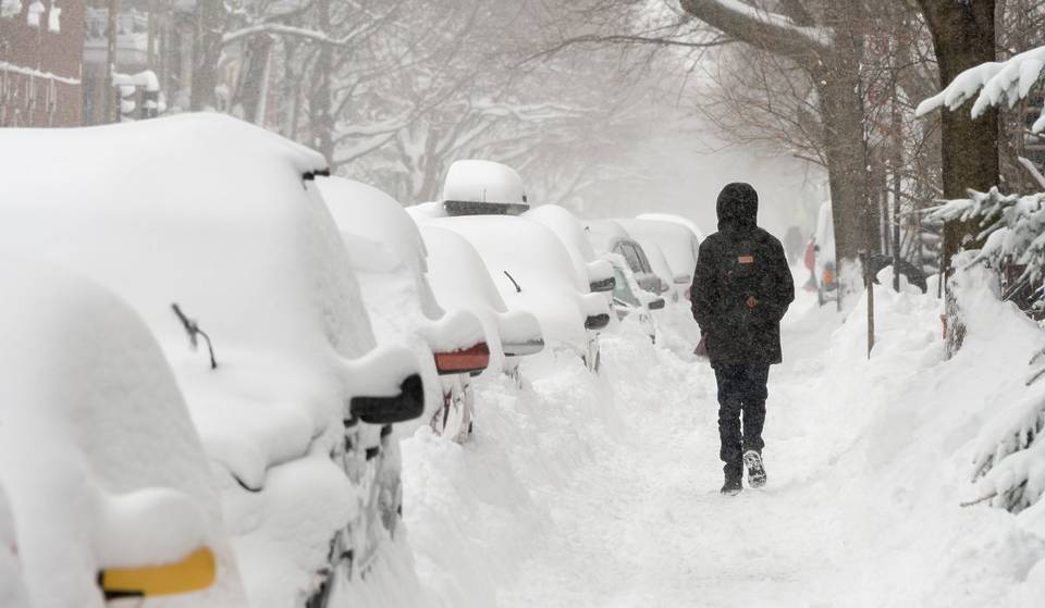 Une opération anti-gel des trottoirs privilégiée à Montréal mettant en pause le ramassage de neige
