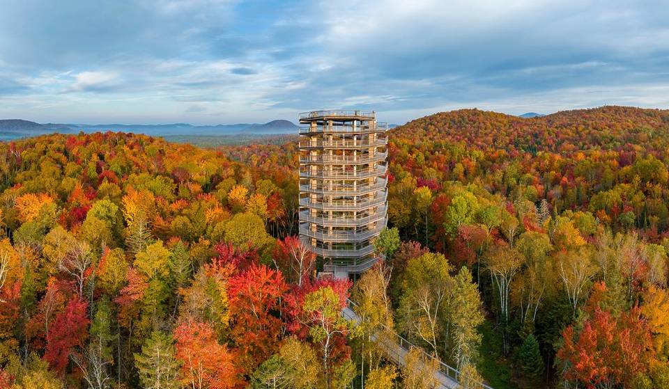 Le sentier des cimes Laurentides offre une escapade automnale à seulement 90 minutes de Montréal — couleurs flamboyantes,  levers et couchers du soleil à couper le souffle & plus encore…