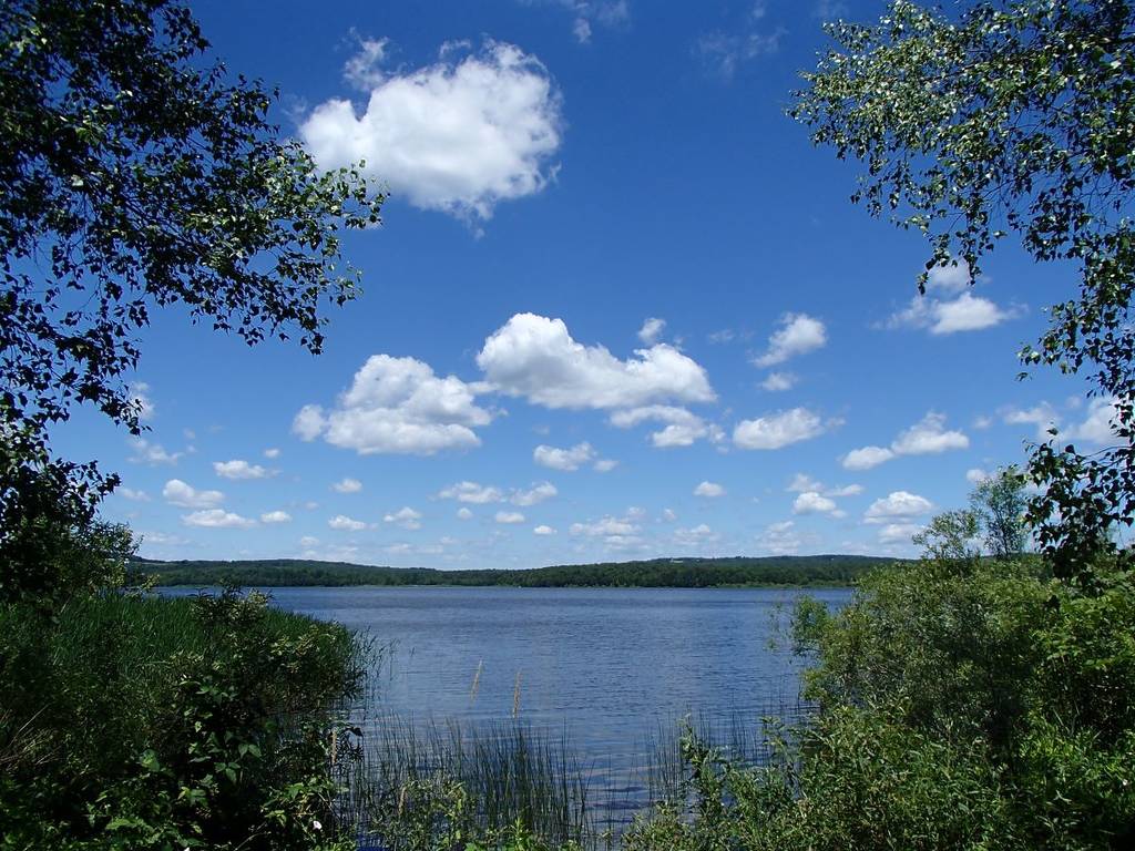 Paddle, eau cristalline et bronzette sur cette plage idyllique à 1h de route de Montréal