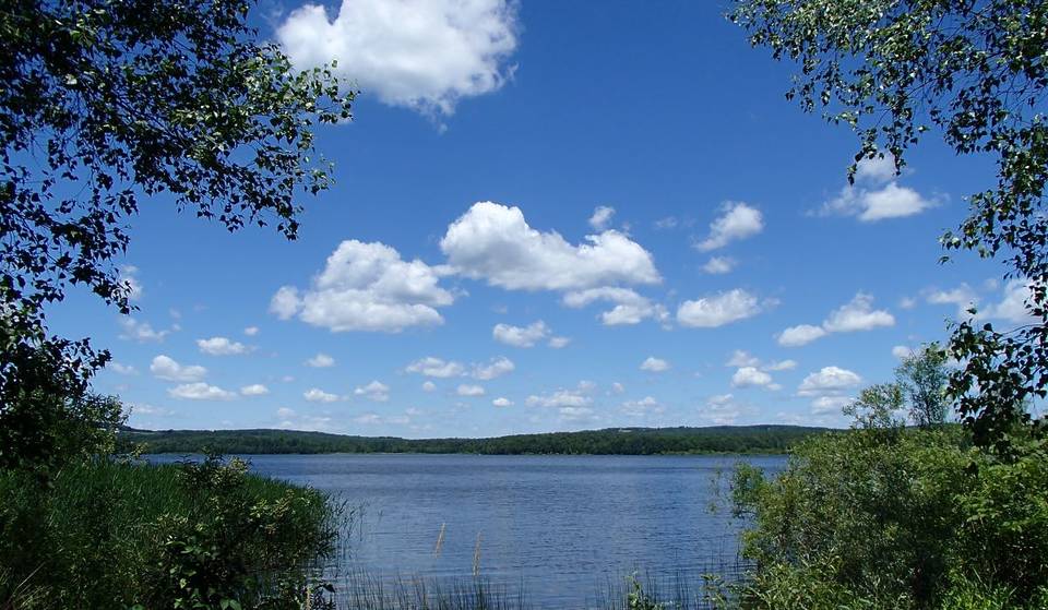 Paddleboarding, crystal-clear water and sunbathing on this idyllic beach 1 hour’s drive from Montreal