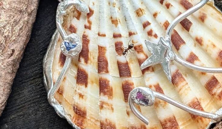 Ces 6 marques de bijoux montréalaises vont habiller notre peau bronzée cet été