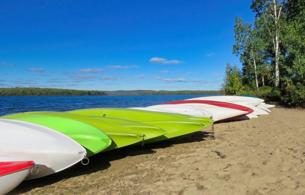 Cette plage sauvage à 2h30 de Montréal est bordée de sable blanc – et est au milieu d’un des plus beaux lacs du Québec