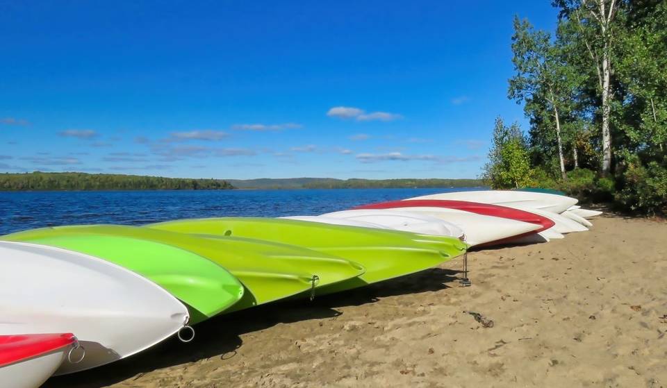 Cette plage sauvage à 2h30 de Montréal est bordée de sable blanc &#8211; et est au milieu d&rsquo;un des plus beaux lacs du Québec