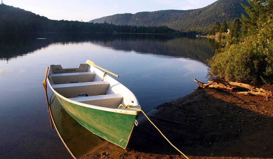 Cette plage naturelle est à une courte randonnée de chutes millénaires -et fait partie d&rsquo;un des plus anciens parcs du Canada