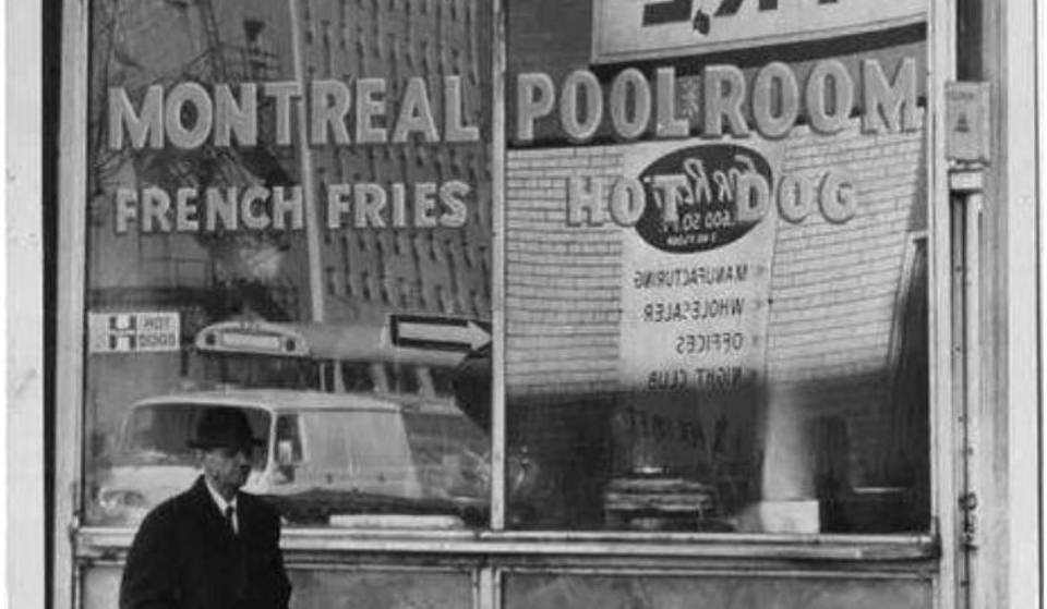 Ce « greasy spoon » montréalais a vu passer Leonard Cohen et Al Capone -et sert les meilleurs hot-dogs de la ville