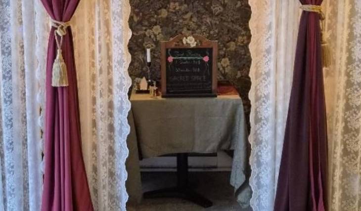 Huiles magiques, chandelles rituelles et lecture du tarot &#8211; Montréal a maintenant un café tenu par une vraie sorcière