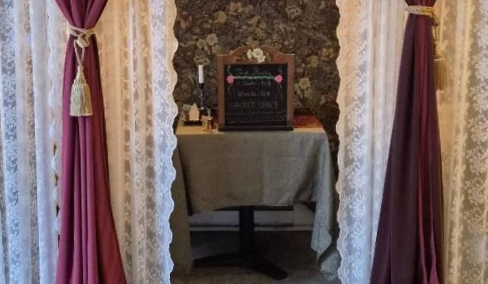 Huiles magiques, chandelles rituelles et lecture du tarot – Montréal a maintenant un café tenu par une vraie sorcière