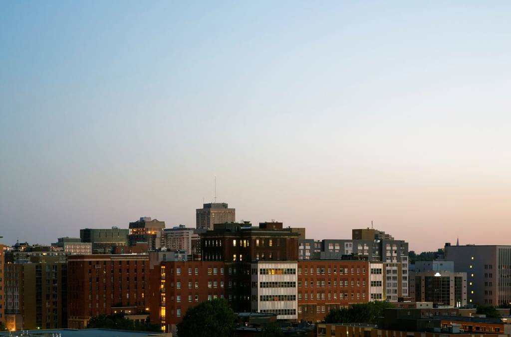 Montrealers will be sleeping longer &#8211; the city will soon be on winter time!