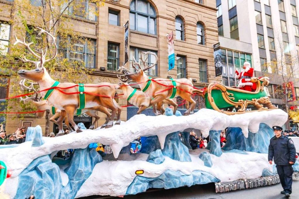 Le Père Noël passe à Montréal pour un défilé au centre-ville en novembre
