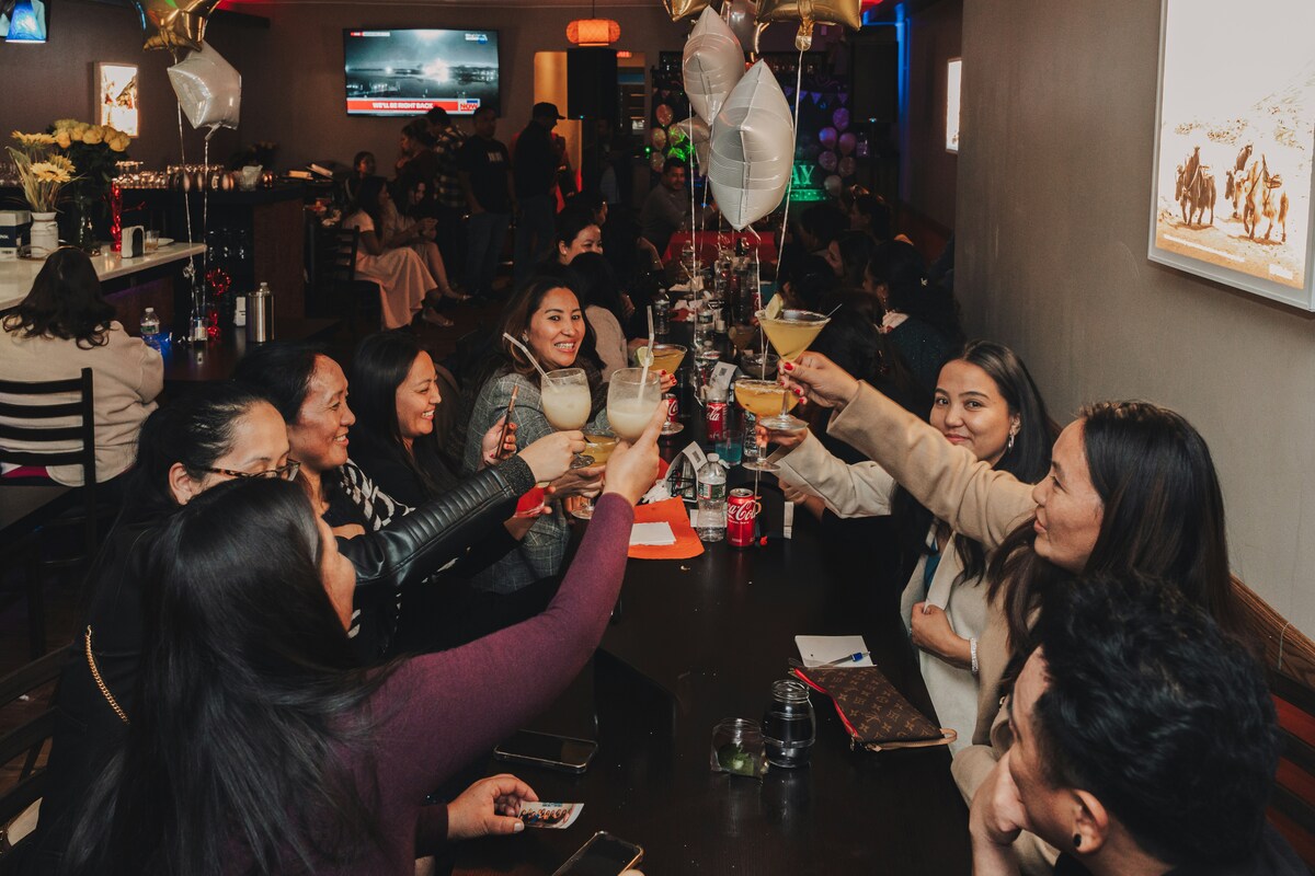 Groupe de fille en sortie nocture