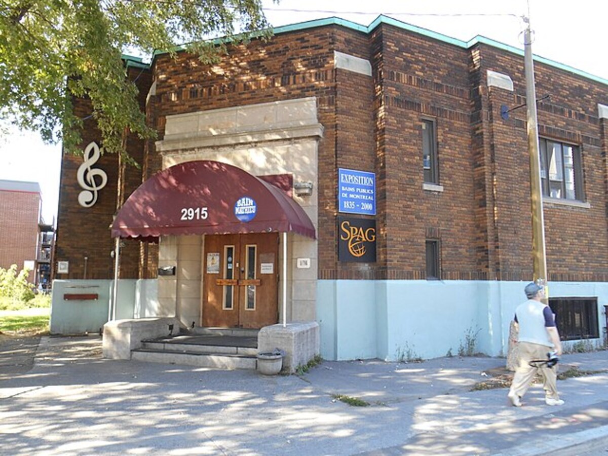 Photo du Bain Mathieu prise de l'extérieur : entrée principale du bâtiment