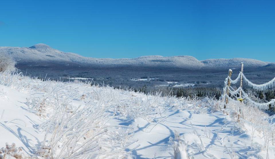 Cette station de ski à 1h30 de Montréal a la taille parfaite – et un village vraiment charmant à visiter