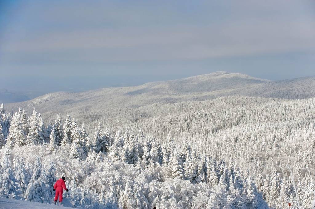Skier comme dans les Alpes à 1h45 de Montréal – cette station de ski a un village modelé des Alpes suisses
