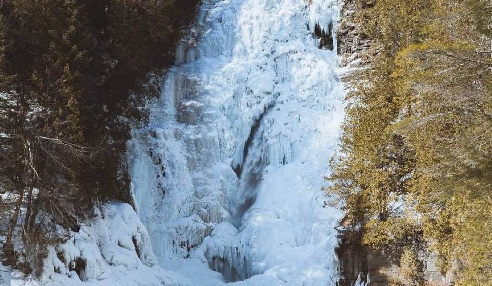 Des chutes sublimes recouvertes de glace à 3h de Montréal – et une randonnée dans la montagne enneigée