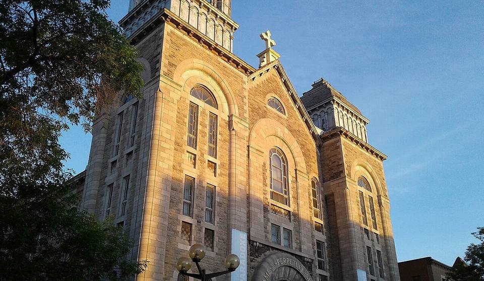 Hidden in a former church from the 1920s, this mystical place is one of the most unique in Montreal: here is its story.