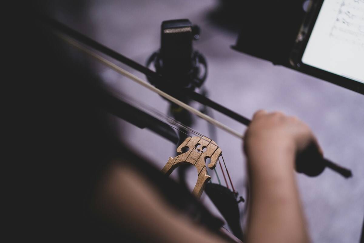 Plan rapproché d'une violonniste en train de jouer de son instrument