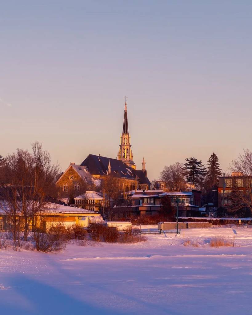 À 1h30 de Montréal, ce village a un anneau de glace et une rue principale très mignonne