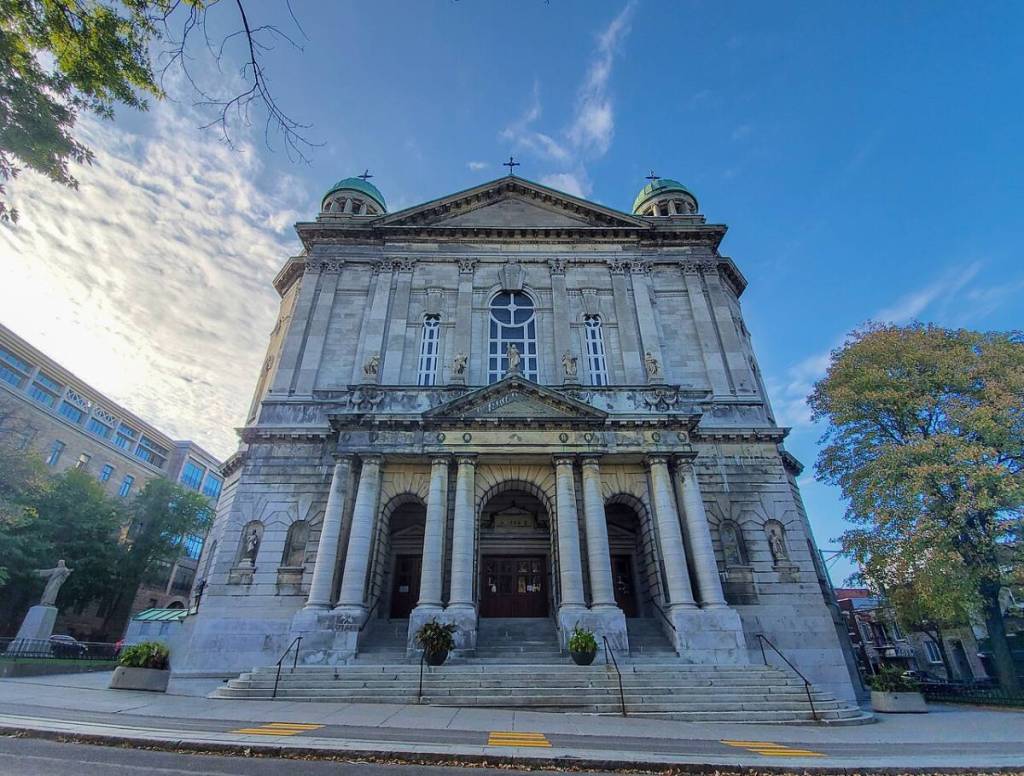Après avoir survécu à deux incendies et une démolition, cette église monumentale de 2 500 places à moins de 10 minutes du métro Mont-Royal cache la meilleure acoustique de Montréal