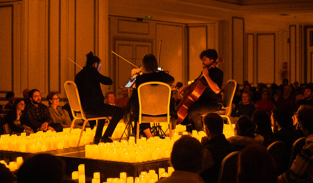 Photo d'un quatuor à cordes entouré de bougies Candlelight