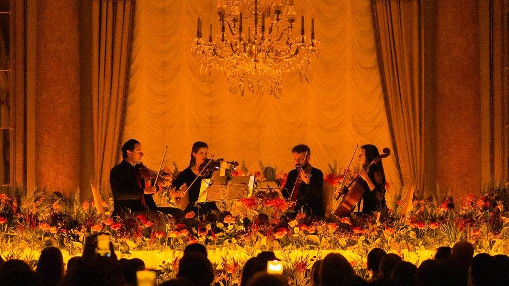 Photo d'un concert Candlelight entouré de fleurs