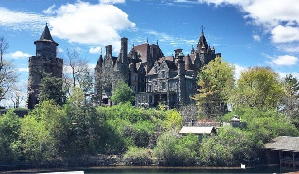 À 2h de Montréal – ce château de conte de fées est construit sur une île au milieu du Saint-Laurent