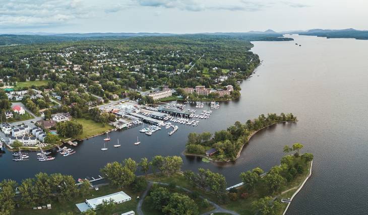 À 1h40 de Montréal en bus – une balade au bord du lac ce printemps