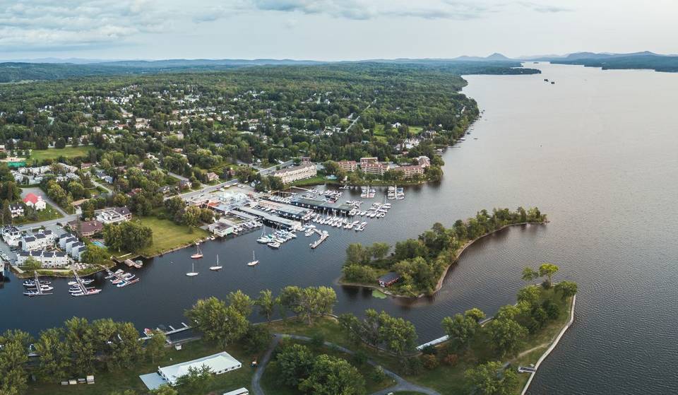 À 1h40 de Montréal en bus – une balade au bord du lac ce printemps