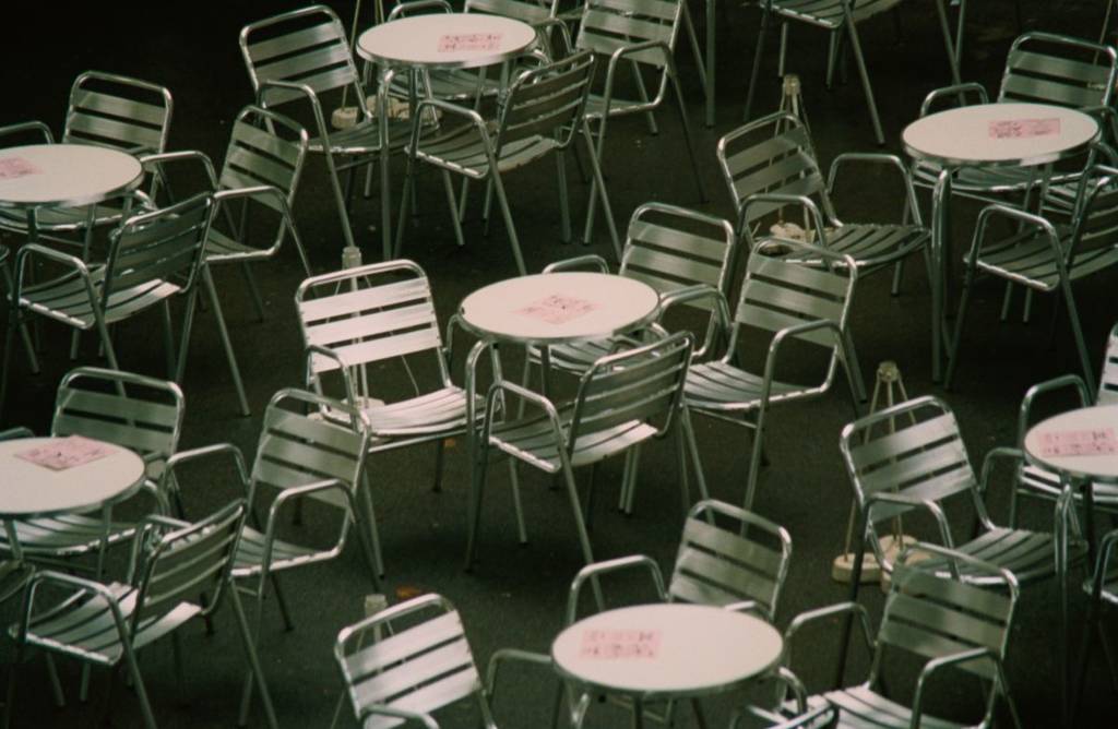 Un café, un cocktail, un petit pull – les terrasses rouvrent à Montréal