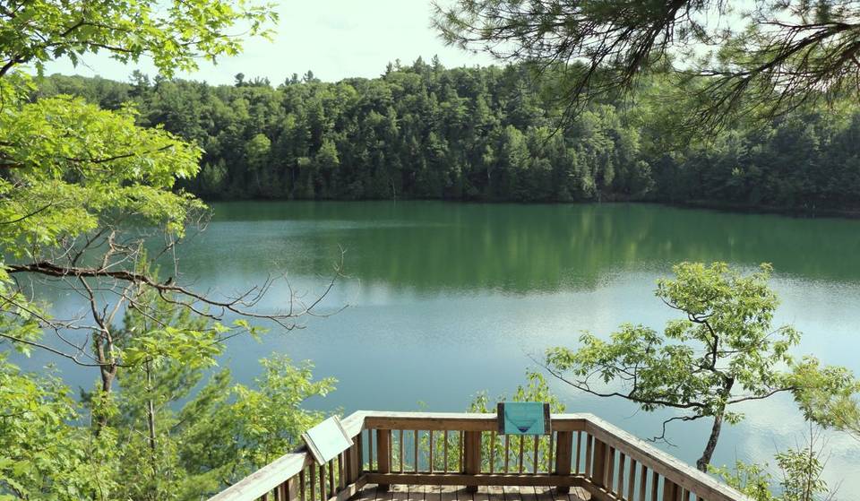 À 2h50 de Montréal on fait une balade autour d&rsquo;un lac « Pink » turquoise cet été