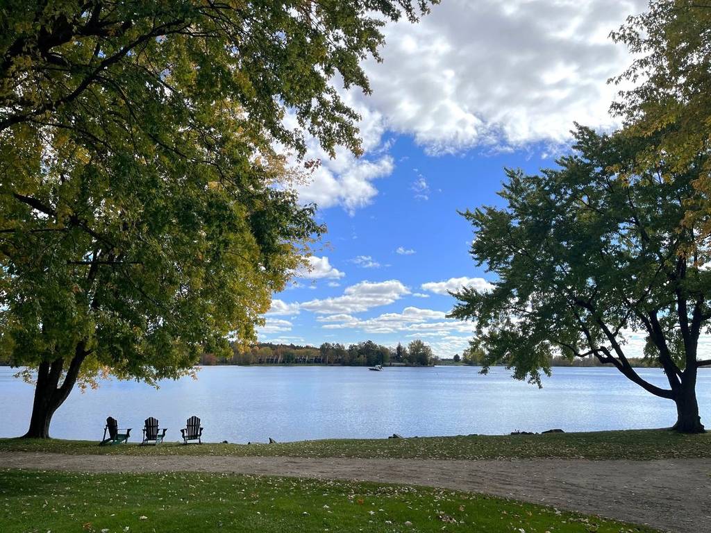 A lovely picnic by the water, 1.5 hours from Montreal