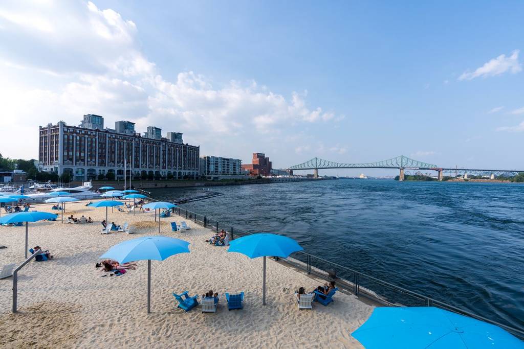 Cette plage de sable fin gratuite ouvre pour l&rsquo;été au Vieux-Port de Montréal