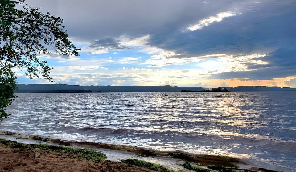À 1h30 de Montréal – une randonnée presque secrète avec un lac frais pour se baigner au bout