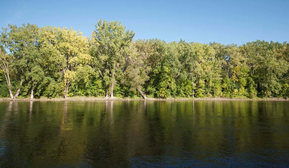À 45min du centre-ville de Montréal – on peut pêcher sur cette très jolie petite île accessible en vélo cet été