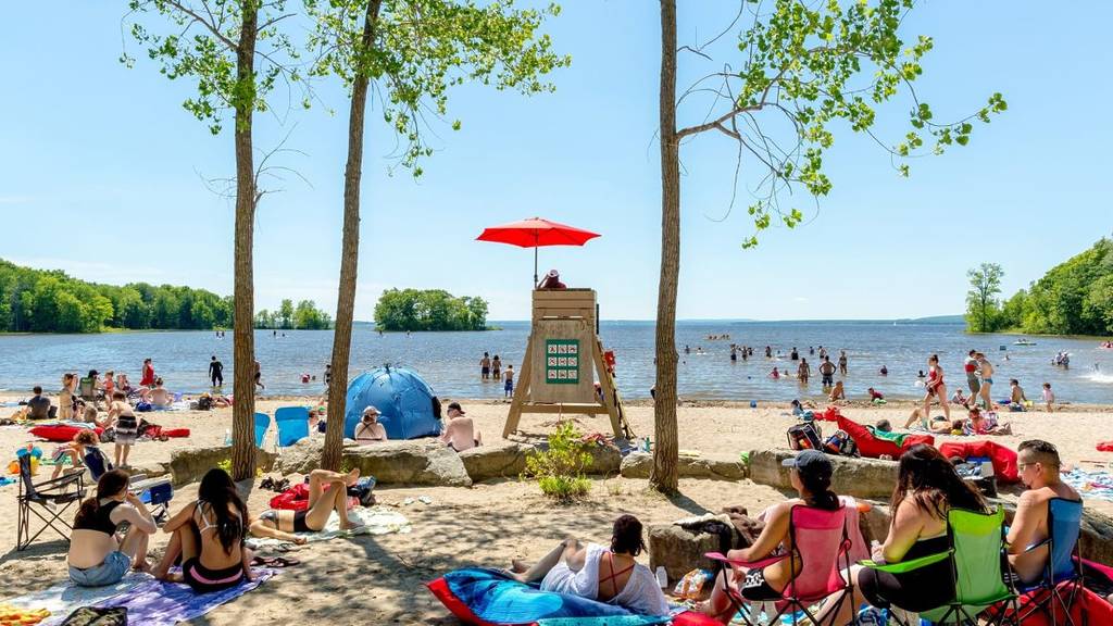 À 45min du centre-ville de Montréal – cette jolie plage est en pleine nature et parfaite pour un après-midi d&rsquo;été