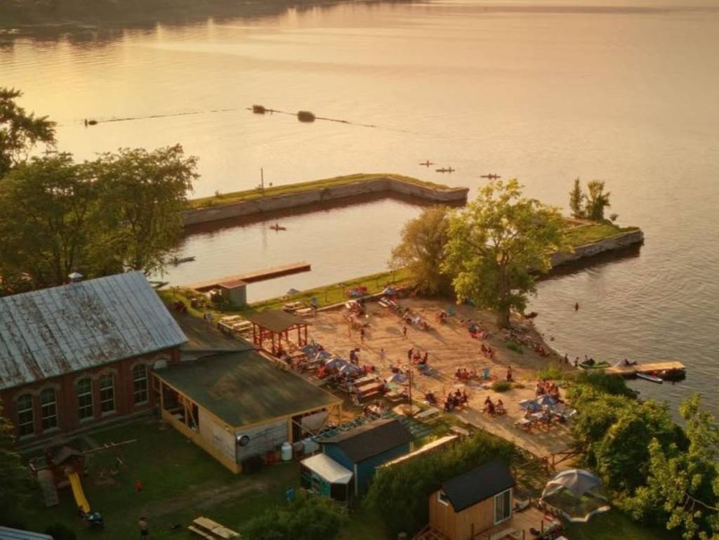 À 45min du centre-ville de Montréal – cette jolie plage dans un village balnéaire est parfaite pour se baigner cet été