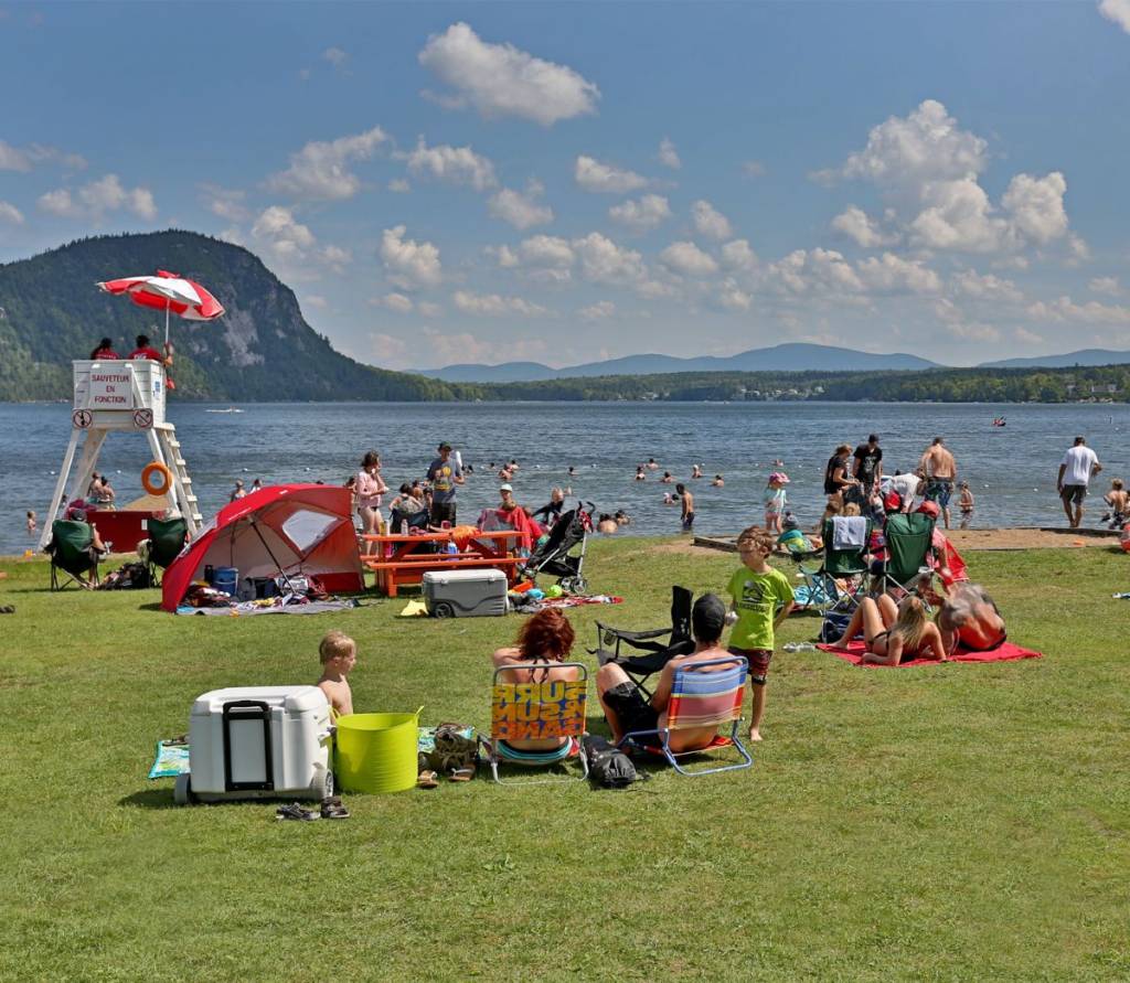 À 1h40 de Montréal – ce joli lac en face du Mont Pinacle a la plus belle vue de la région et on peut s&rsquo;y baigner tout l&rsquo;été