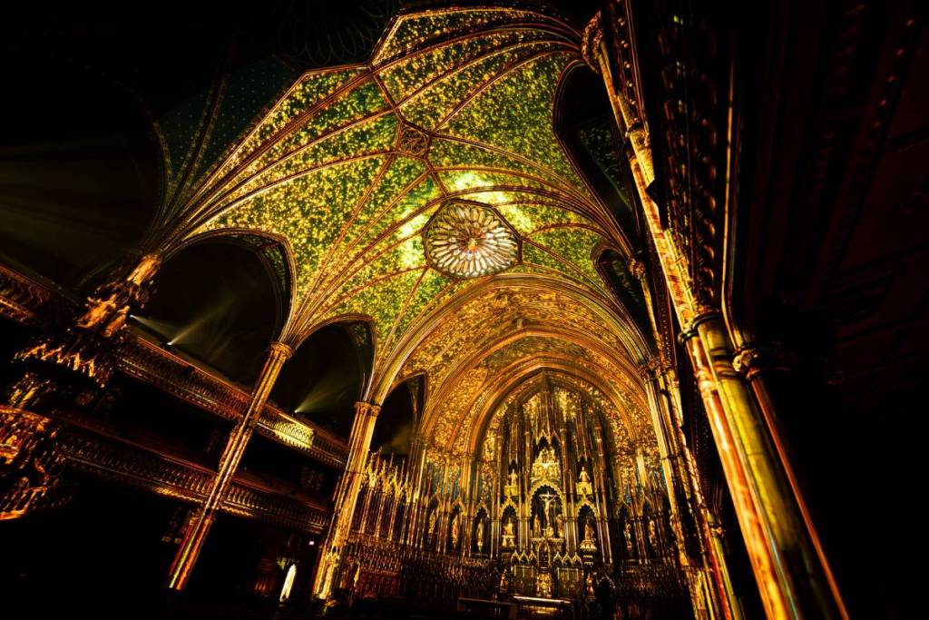 Cet été, l’expérience AURA est un véritable havre de paix: des projections lumineuses et sonores enchanteresses au coeur de la basilique Notre-Dame de Montréal