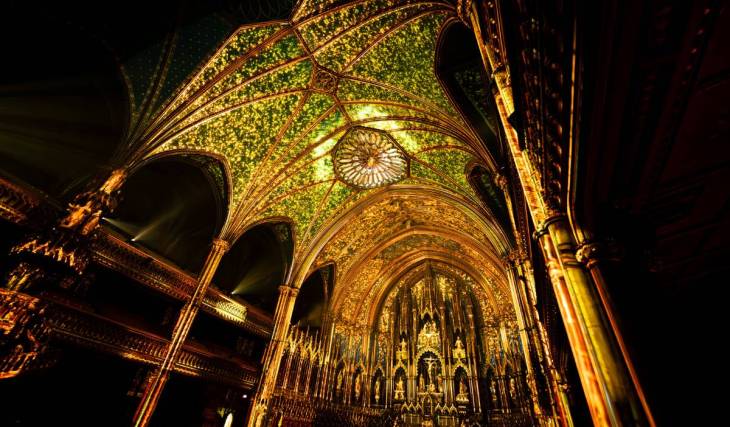 Cet été, l’expérience AURA est un véritable havre de paix: des projections lumineuses et sonores enchanteresses au coeur de la basilique Notre-Dame de Montréal