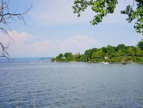 « C&rsquo;est la petite Venise du Québec » – à 1h45 de Montréal, ce village au bord d&rsquo;un lac porte le nom de la ville aux mille canaux et c&rsquo;est une destination vacances pour passer la journée les pieds dans l&rsquo;eau