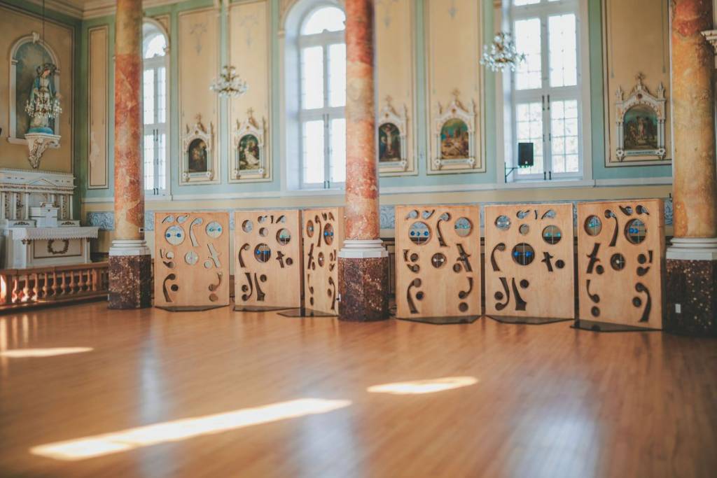 1 hour and 20 minutes from downtown Montreal—a charming village to visit this summer, featuring a beautiful exhibition in a church on the theme of the sun