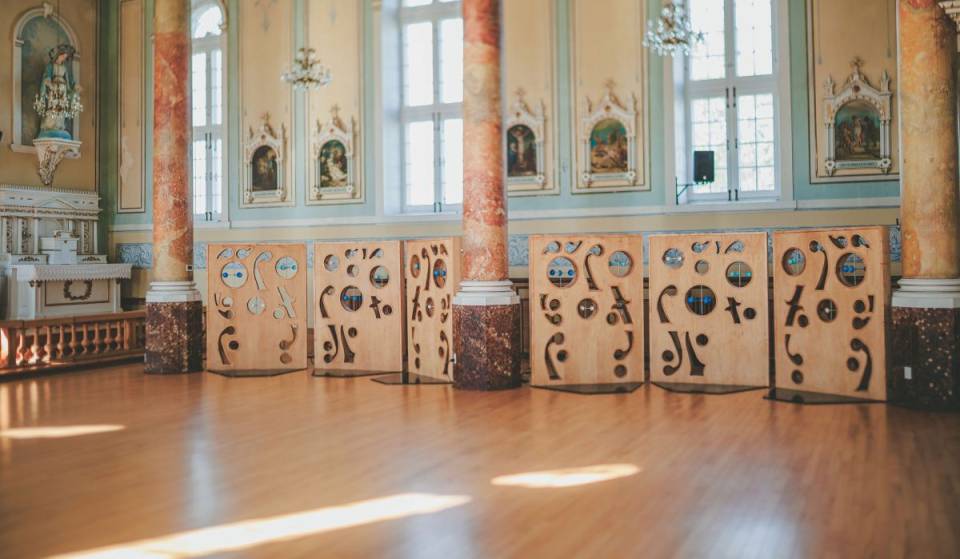 À 1h20 du centre-ville de Montréal – un joli village à visiter cet été avec une très belle expo dans une église sur le thème du soleil