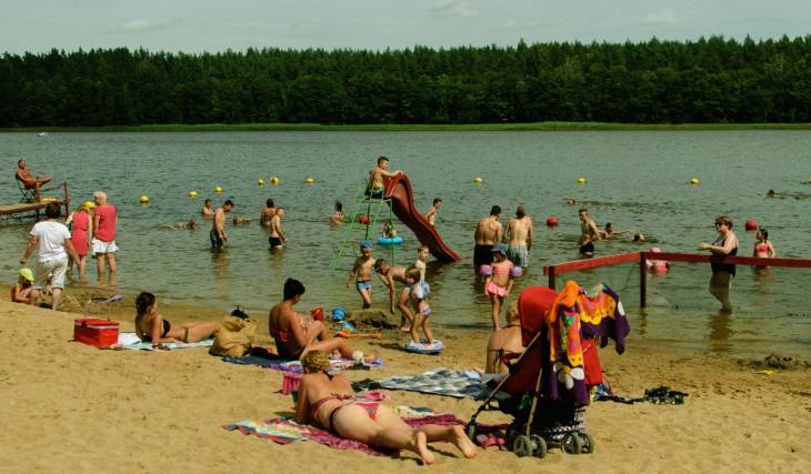 À 1h10 du centre-ville de Montréal – une jolie plage dans un village en pleine nature et des chutes bien fraîches à visiter cet été