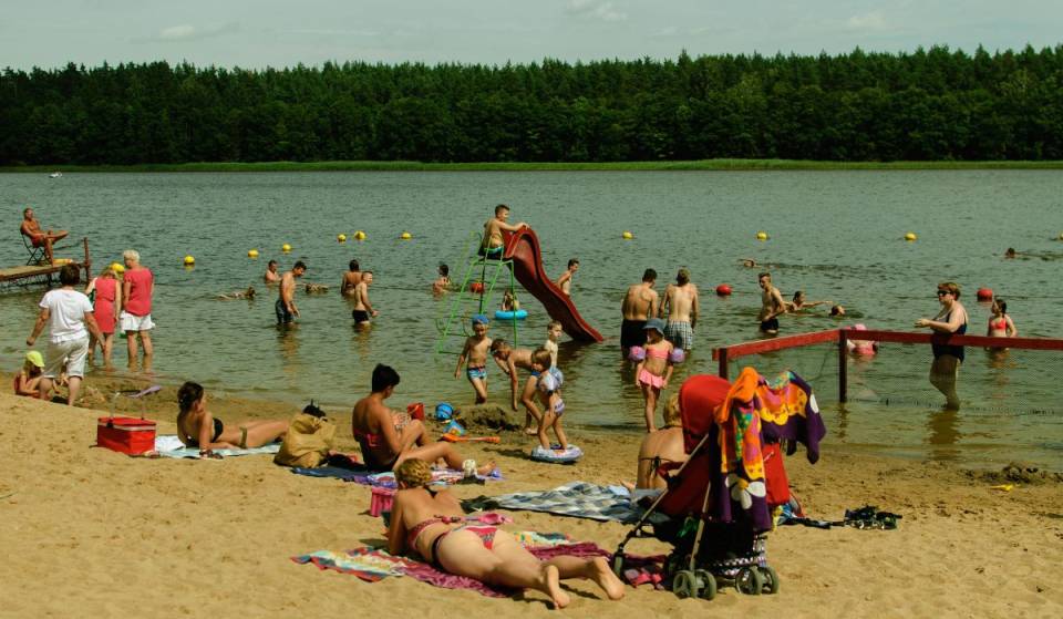 À 1h10 du centre-ville de Montréal – une jolie plage dans un village en pleine nature et des chutes bien fraîches à visiter cet été