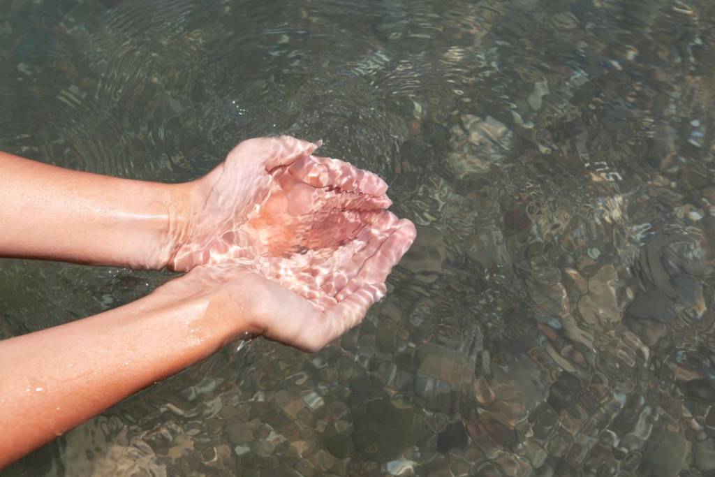 5 made-in-Montreal jewelry brands to accessorize our tanned skin this summer