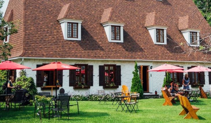 40 minutes from downtown Montreal—a very nice café where you can enjoy a cup of coffee overlooking the lake after a fall stroll
