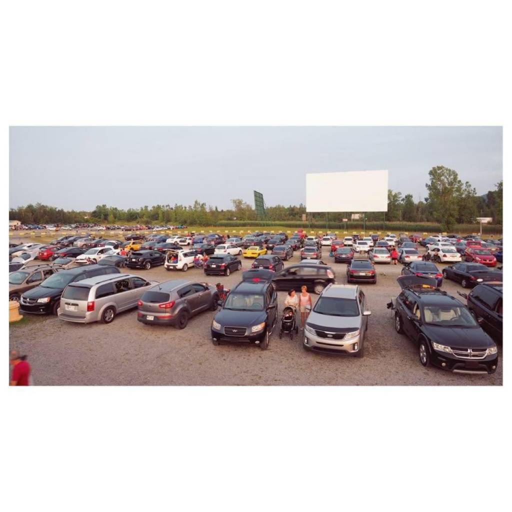 À 45min du centre-ville de Montréal: un ciné-parc à l&rsquo;ancienne pour honorer la tradition la plus iconique de l&rsquo;été – le « drive-in »