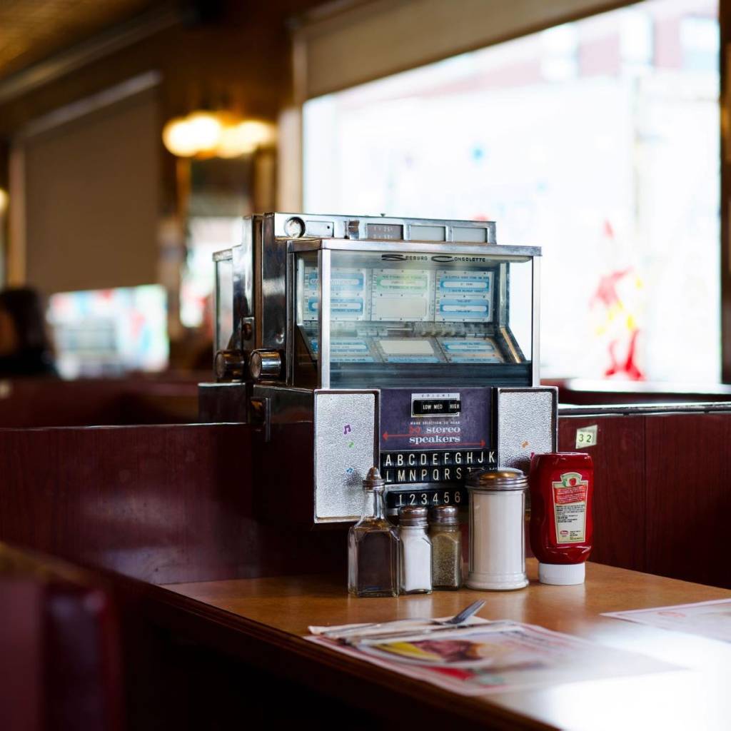 Montréal iconique – le diner Grenspot de Saint-Henri, adoré des montréalais, a ouvert en 1947, est toujours plein les dimanches et sert le meilleur café du coin