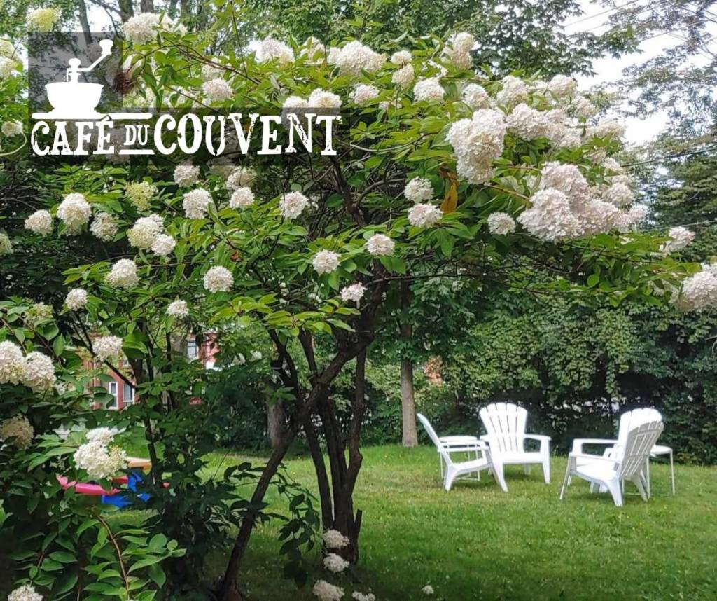 À 2h du centre-ville de Montréal – un café coop avec un grand jardin, notre pause préférée pendant un road-trip dans les Cantons-de-l&rsquo;Est cet été